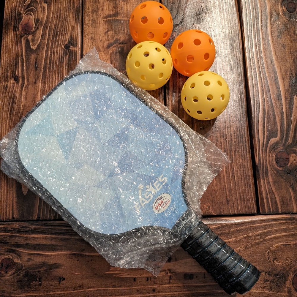 Pickleball set 2 paddles and 4 balls Brand New USAPA approved